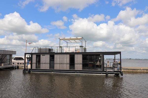 Buitenkant - Houseboat met sauna en fantastisch uitzicht in Offingawier (1)
