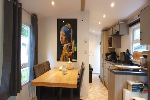 Eetkamer - Nieuw Vakantiehuis in Hattemerbroek met smart TV in Hattemerbroek (4)