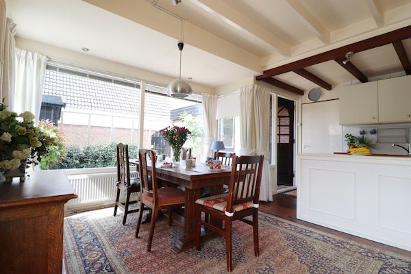 Eetkamer - Vakantiehuis in Noordwijkerhout bij Bos & Meer in Noordwijkerhout (2)