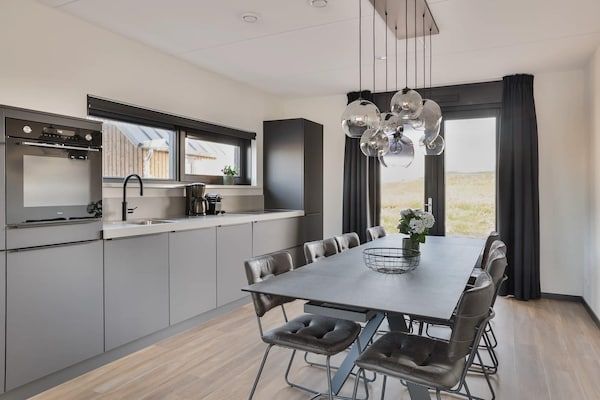 Keuken - Hot Tub Retreat met aanlegsteiger in Noardburgum (3)