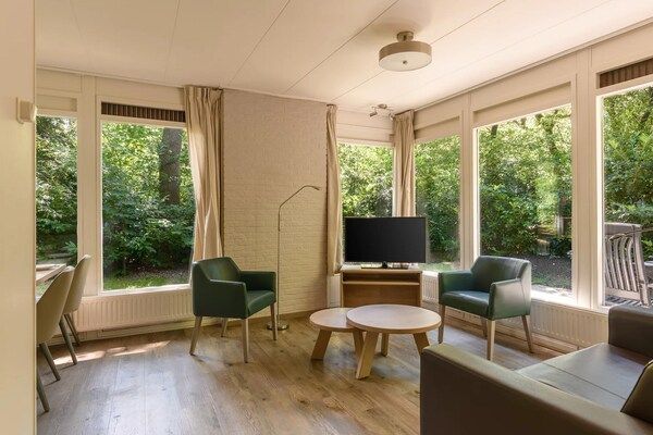 Woonkamer - Bosbungalow voor 4 personen op de Veluwe in Putten (5)