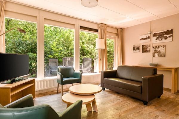 Woonkamer - Bosbungalow voor 4 personen op de Veluwe in Putten (1)