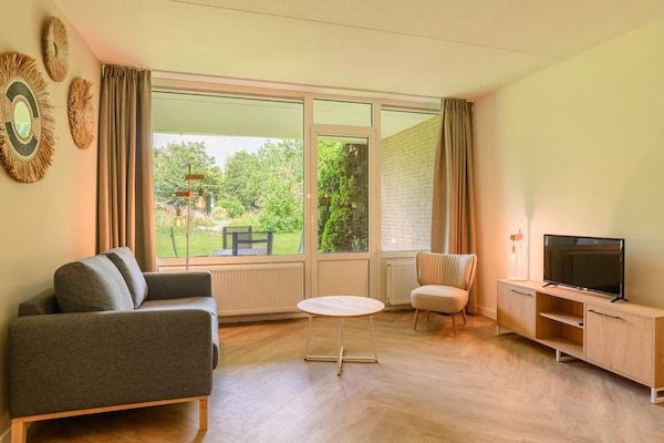 Woonkamer - Familievakantie met jungle-thema in Bruinisse (1)
