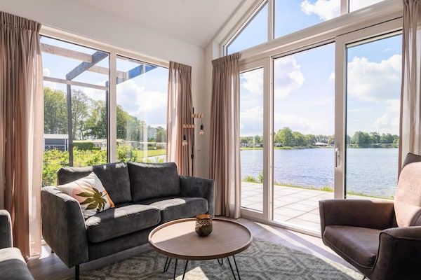 Woonkamer - Vakantiehuis aan het meer met modern comfort in Tynaarlo (2)