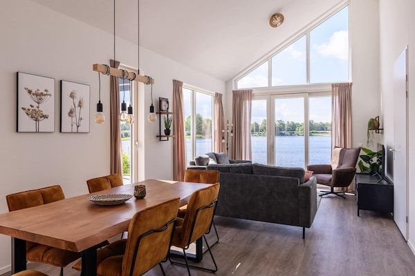 Woonkamer - Vakantiehuis aan het meer met modern comfort in Tynaarlo (3)