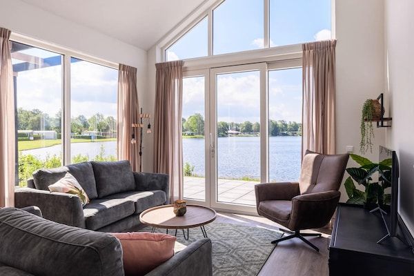 Eetkamer - Vakantiehuis aan het meer met modern comfort in Tynaarlo (5)