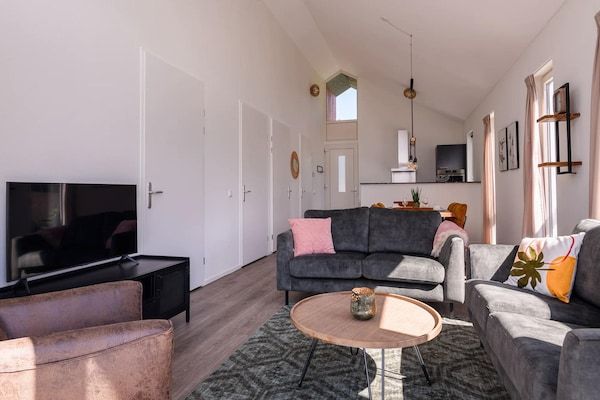 Woonkamer - Vakantiehuis aan het meer met modern comfort in Tynaarlo (4)