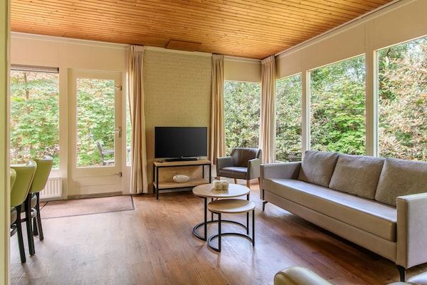 Woonkamer - Bungalow in Nederland met COPD-vriendelijke stijl in Putten (4)