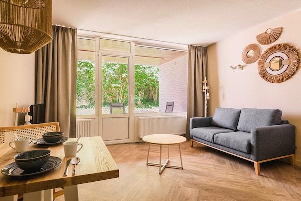 Woonkamer - Ruim en comfortabel verblijf voor koppels in Bruinisse (1)