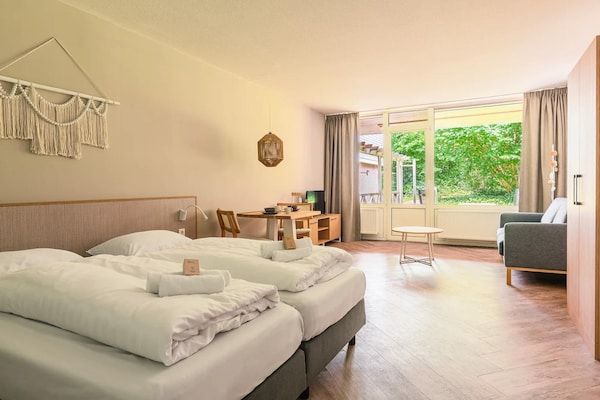 Slaapkamer - Ruim en comfortabel verblijf voor koppels in Bruinisse (2)