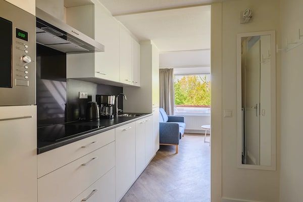 Keuken - Appartement vlakbij voorzieningen in het centrum in Bruinisse (4)