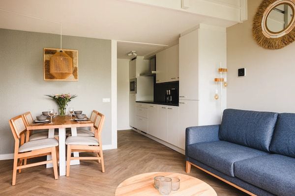 Woonkamer - Appartement vlakbij voorzieningen in het centrum in Bruinisse (5)