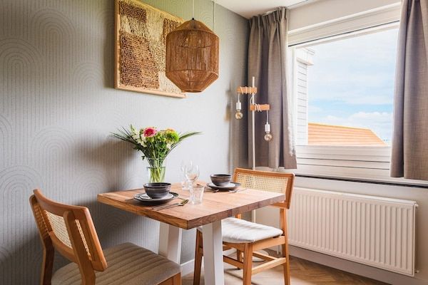 Eetkamer - Gezellig appartement in Bruinisse met balkon in Bruinisse (3)