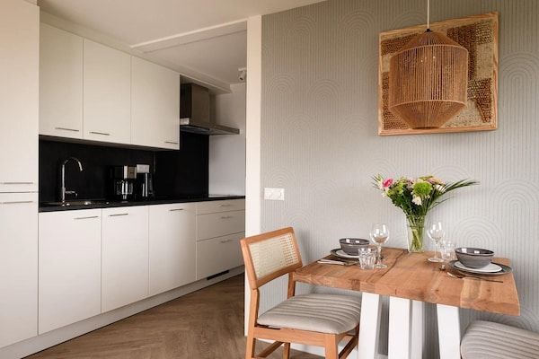 Eetkamer - Gezellig appartement in Bruinisse met balkon in Bruinisse (4)