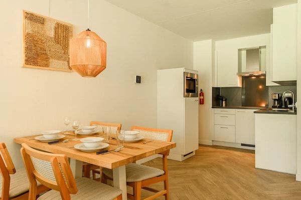 Eetkamer - Wellnessappartement met sauna, uitzicht in Bruinisse (2)