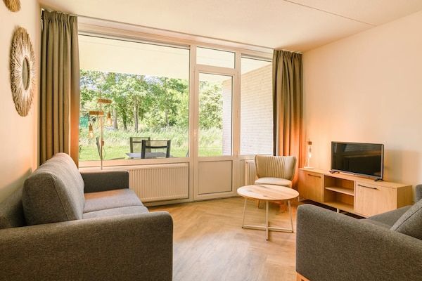 Woonkamer - Wellnessappartement met sauna, uitzicht in Bruinisse (1)