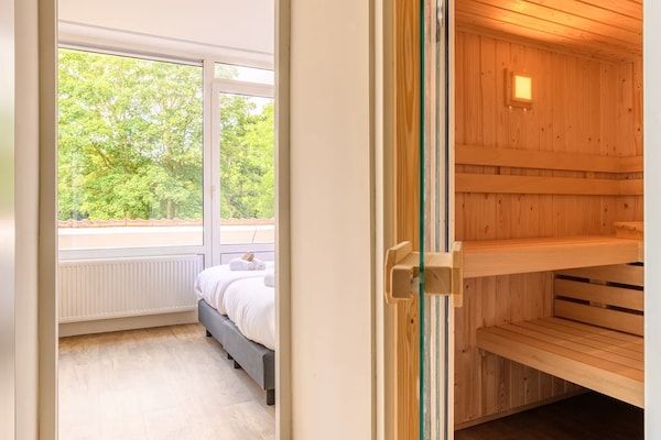 Slaapkamer - Wellnessappartement met sauna, uitzicht in Bruinisse (5)