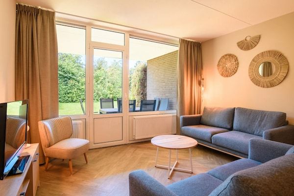 Woonkamer - Kindvriendelijk appartement met themakamers in Bruinisse (1)