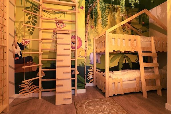 Slaapkamer - Kindvriendelijk appartement met themakamers in Bruinisse (5)