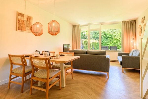 Eetkamer - Kindvriendelijk appartement met themakamers in Bruinisse (2)