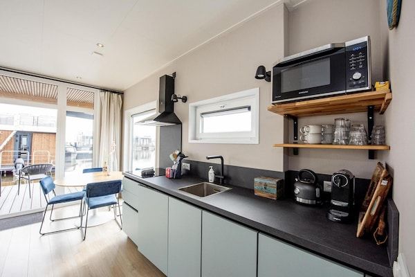 Keuken - Woonboot in Sneek met Uitzicht op Meer in Offingawier (4)