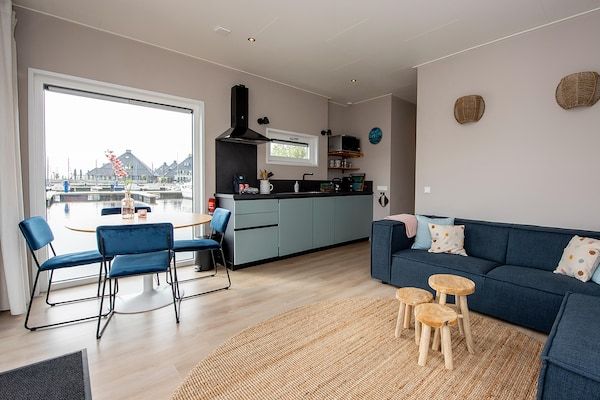 Woonkamer - Woonboot in Sneek met Uitzicht op Meer in Offingawier (2)