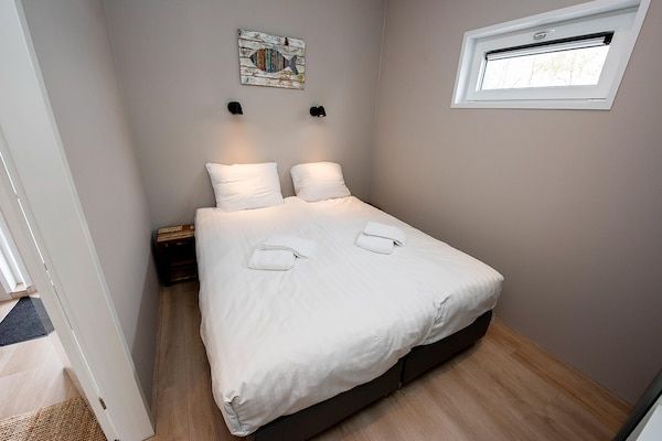Slaapkamer - Woonboot in Sneek met Uitzicht op Meer in Offingawier (5)