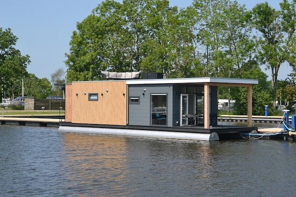 Buitenkant - Woonboot in Sneek met Uitzicht op Meer in Offingawier (1)