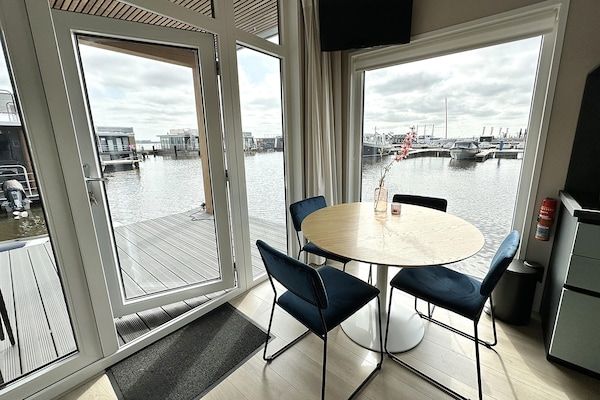 Eetkamer - Woonboot in Sneek met Uitzicht op Meer in Offingawier (3)