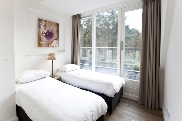 Slaapkamer - Accommodatie met open haard binnen. in Otterlo (4)