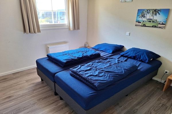 Slaapkamer - Chalet met 5 slaapkamers en 2 badkamers in West-Graftdijk (5)
