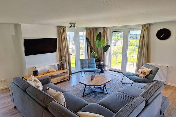 Woonkamer - Chalet met 5 slaapkamers en 2 badkamers in West-Graftdijk (3)