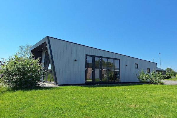Buitenkant - Chalet met 2 slaapkamers en een terras in West-Graftdijk (1)