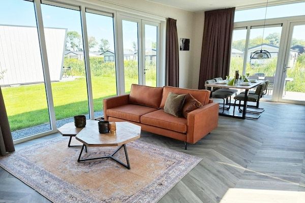 Woonkamer - Chalet met 2 slaapkamers en een terras in West-Graftdijk (3)