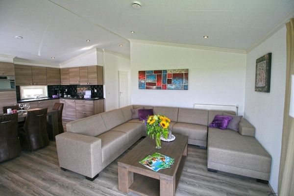 Woonkamer - Chalet met 3 slaapkamers en infraroodsauna in West-Graftdijk (3)