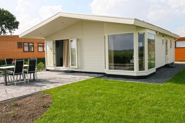 Buitenkant - Chalet met 3 slaapkamers en infraroodsauna in West-Graftdijk (5)
