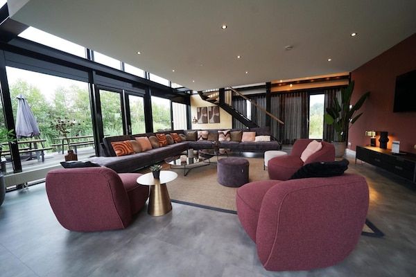 Woonkamer - Designchalet voor 6 personen met open haard in Nijkerk (2)