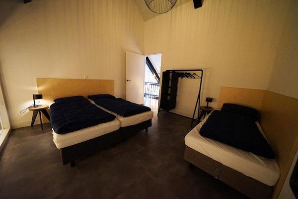 Slaapkamer - Designchalet voor 6 personen met open haard in Nijkerk (4)