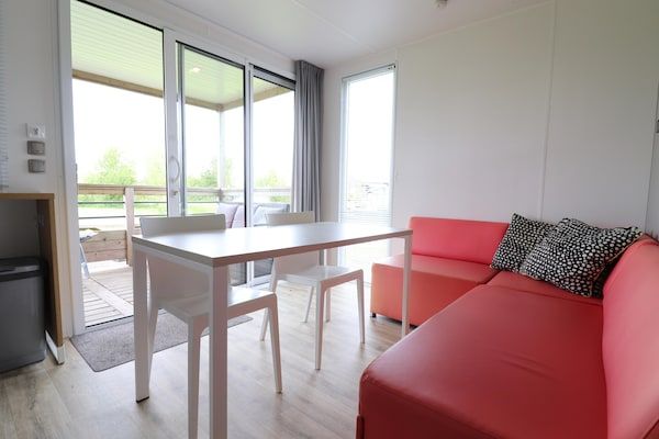 Woonkamer - Chalet bij Hegermeer met toegang tot meer in Heeg (2)