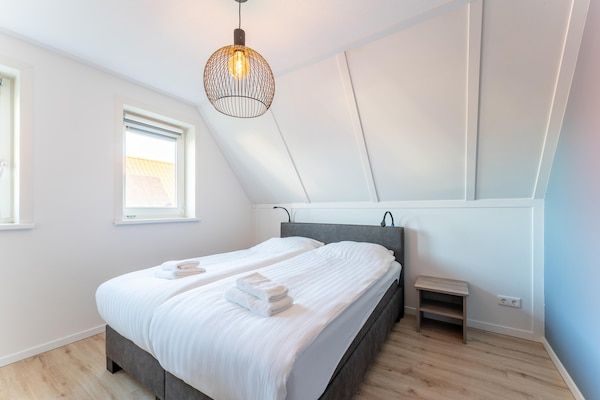 Slaapkamer - Villa in Zeeland bij Oosterschelde Park in Scherpenisse (5)