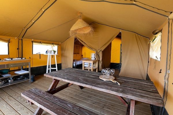 Eetkamer - Safaritent in Heeg bij de Jachthaven in Heeg (4)