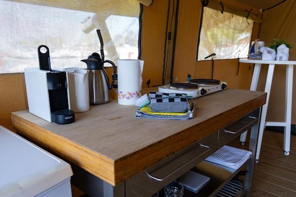 Eetkamer - Safaritent in Heeg bij de Jachthaven in Heeg (5)