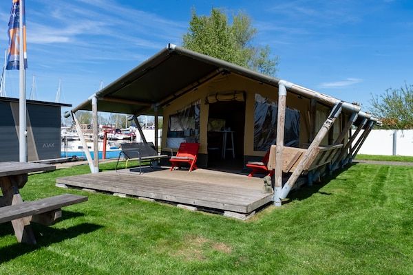 Buitenkant - Safaritent in Heeg bij de Jachthaven in Heeg (1)