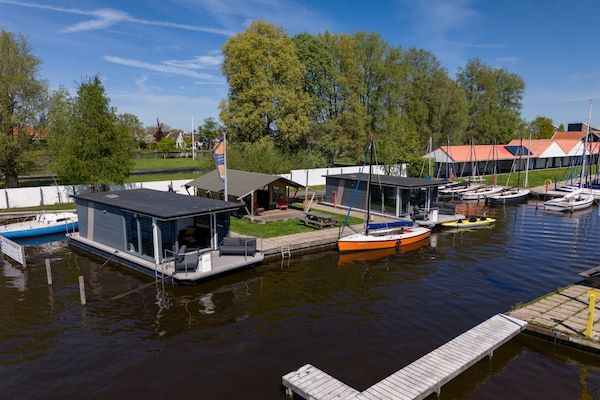 Buitenkant - Safaritent in Heeg bij de Jachthaven in Heeg (2)