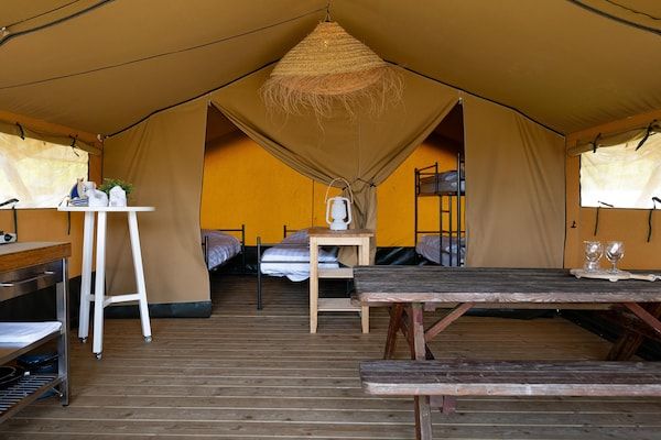Woonkamer - Safaritent in Heeg bij de Jachthaven in Heeg (3)