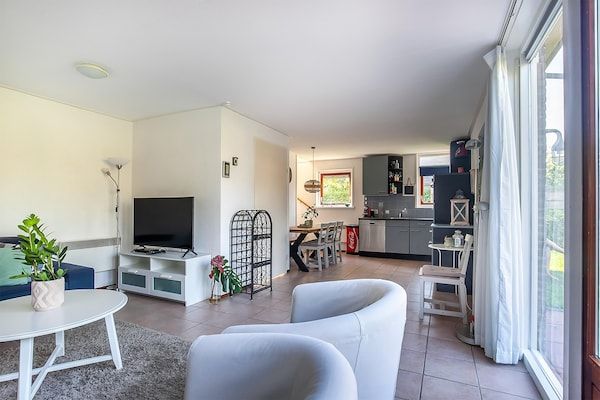 Woonkamer - Vakantiehuis in Grou met Whirlpool & Terras in Grou (1)