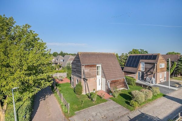 Buitenkant - Vakantiehuis in Grou met Whirlpool & Terras in Grou (5)