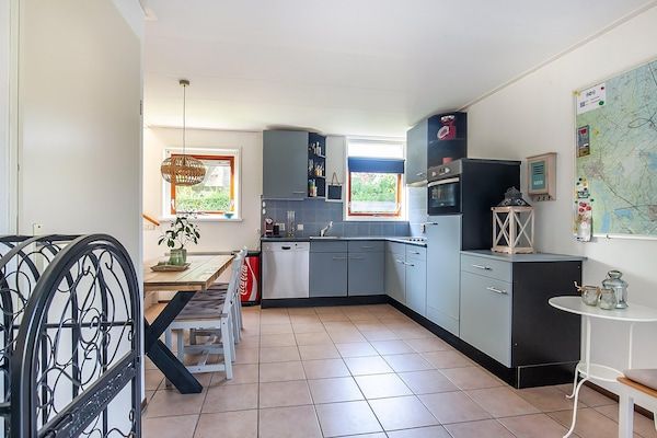 Keuken - Vakantiehuis in Grou met Whirlpool & Terras in Grou (4)