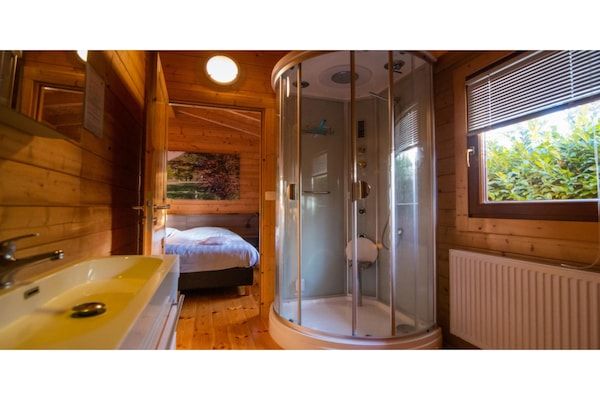 Badkamer - Lodge in Markelo met Sauna en Zwembad in Markelo (5)