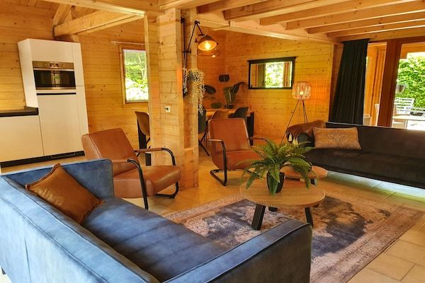 Woonkamer - Villa in het bos met privé sauna in Markelo (4)